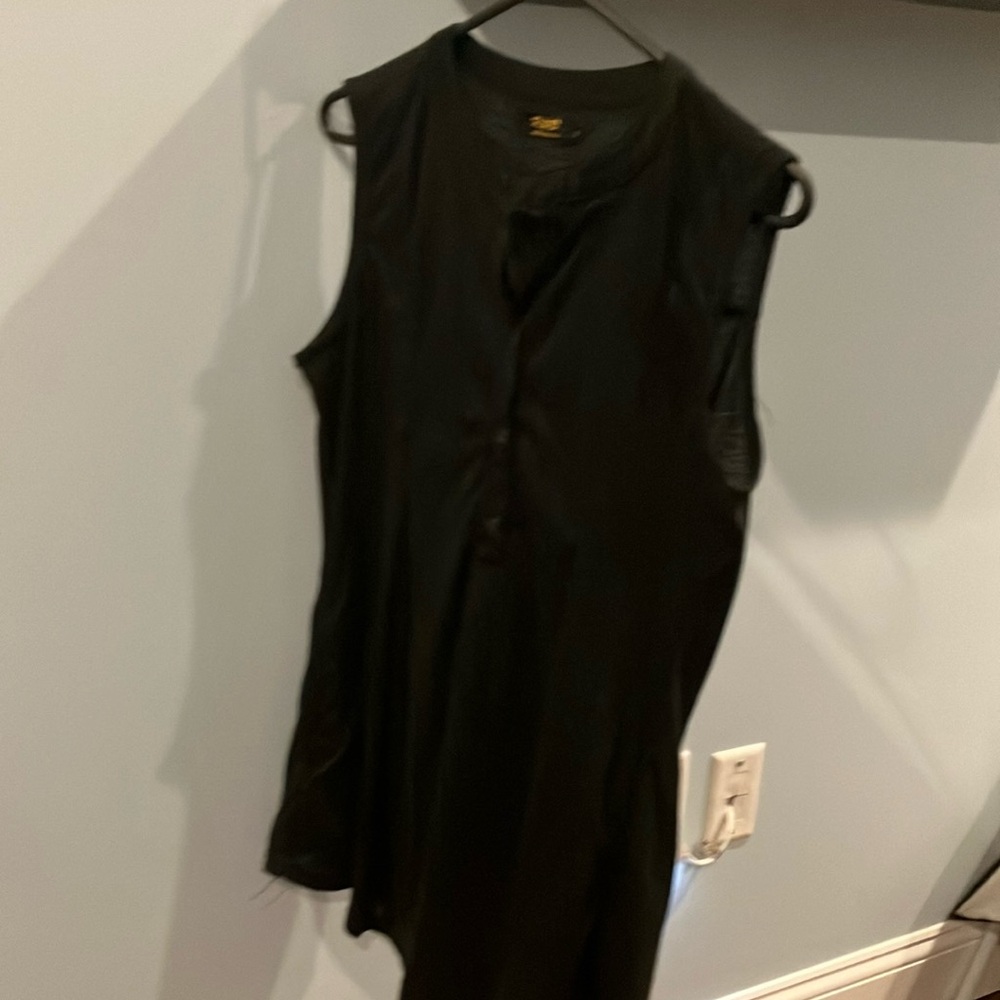 R&B black sleeveless blouse. Long . Size medium woman